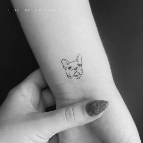 Shoulder tattoo saying “un jour a la fois”, french